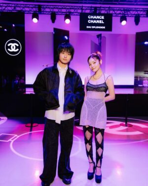 Cent Chihiro Chittiii Instagram - CHANELのフレグランス「チャンス」から
この春新たに登場する「チャンス オー スプラ ンディド」の
ローンチイベントにご招待いただきました⋆꙳

透き通るヴァイオレットのカラーが魅惑的で
奥深い香りを纏うと運命を引き寄せる
パワーをもらえる気がします🌖

チャンスのコードであるシルバーのリングが輝く
ラウンド形のボトルは、チャンスをしっかりつかんで
離さないためのデザイン。キャップは運命を導き出す
ダイスをかたどっているそうで、
起こること全てに意味があるのだと思える存在です

ヴァイオレットの光を浴びながら
ゲームにチャレンジしたり音楽を聴いたり
五感が刺激される時間でありましたっ

hairmake : @megumikuji_luckhair 
styling : @eieioieie 
dress : @fetico_official 

#CHANEL
#チャンスオースプランディド 
#ChanceEauSplendide
 #CHANELFragrance
 #TakeYourCHANCE
@chanel.beauty