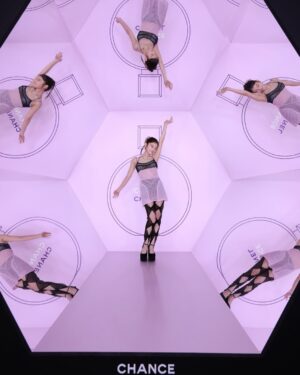 Cent Chihiro Chittiii Instagram - CHANELのフレグランス「チャンス」から
この春新たに登場する「チャンス オー スプラ ンディド」の
ローンチイベントにご招待いただきました⋆꙳

透き通るヴァイオレットのカラーが魅惑的で
奥深い香りを纏うと運命を引き寄せる
パワーをもらえる気がします🌖

チャンスのコードであるシルバーのリングが輝く
ラウンド形のボトルは、チャンスをしっかりつかんで
離さないためのデザイン。キャップは運命を導き出す
ダイスをかたどっているそうで、
起こること全てに意味があるのだと思える存在です

ヴァイオレットの光を浴びながら
ゲームにチャレンジしたり音楽を聴いたり
五感が刺激される時間でありましたっ

hairmake : @megumikuji_luckhair 
styling : @eieioieie 
dress : @fetico_official 

#CHANEL
#チャンスオースプランディド 
#ChanceEauSplendide
 #CHANELFragrance
 #TakeYourCHANCE
@chanel.beauty