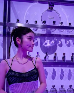 Cent Chihiro Chittiii Instagram - CHANELのフレグランス「チャンス」から
この春新たに登場する「チャンス オー スプラ ンディド」の
ローンチイベントにご招待いただきました⋆꙳

透き通るヴァイオレットのカラーが魅惑的で
奥深い香りを纏うと運命を引き寄せる
パワーをもらえる気がします🌖

チャンスのコードであるシルバーのリングが輝く
ラウンド形のボトルは、チャンスをしっかりつかんで
離さないためのデザイン。キャップは運命を導き出す
ダイスをかたどっているそうで、
起こること全てに意味があるのだと思える存在です

ヴァイオレットの光を浴びながら
ゲームにチャレンジしたり音楽を聴いたり
五感が刺激される時間でありましたっ

hairmake : @megumikuji_luckhair 
styling : @eieioieie 
dress : @fetico_official 

#CHANEL
#チャンスオースプランディド 
#ChanceEauSplendide
 #CHANELFragrance
 #TakeYourCHANCE
@chanel.beauty