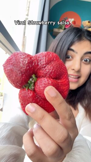Chahat Anand Instagram - Share this with someone who should try this🍓🩵

#dessertheaven #dessertinspo #afternoonsnack #homemadedessert #strawberry