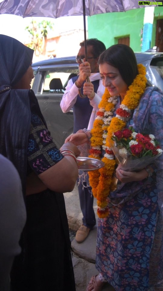 Chahat Pandey - 133.8K Likes - ❤️ शहर की हलचल से दूर मन को यहां आराम है,
घर तो अपना गाँव में ही है जनाब शहर में तो बस मकान है। 😊🙏
.
.
Outfit by: @jaipuriadaah