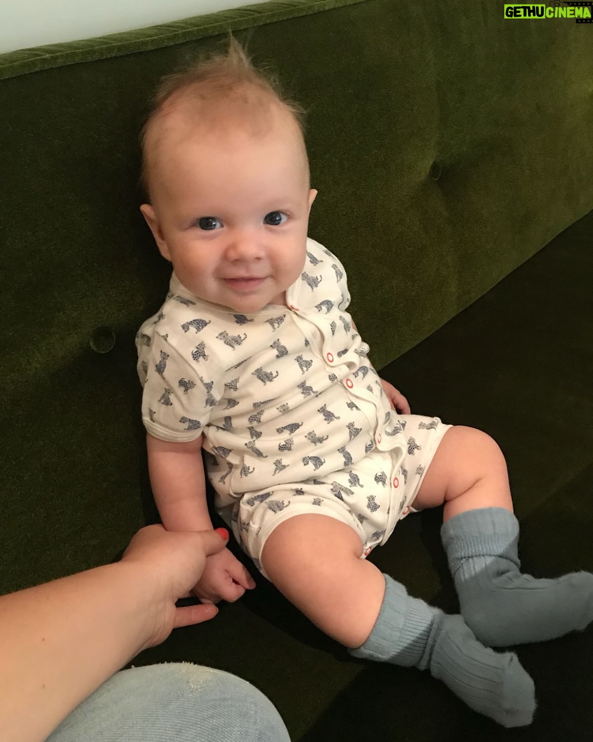 Chantal Janzen - 89.1K Likes - Onze BOBBY is 7!!!❤️
Gisteravond in bed keken we foto’s en filmpjes van zijn geboortedag. De enigszins toonbare dan. Traditie hier.
Ik: ‘Kijk, hier was je nèt geboren, hier was je net uit mij gekomen’
Hij: ‘Ah ja dat weet ik nog, dat deed mij toen heel veel pijn’.
En tegen mij bij een foto vlak nadat mijn weeën storm van 45 minuten over was:
‘Waarom keek je hier zo?’
Ik: ‘Dat was vlak voordat jij eruit kwam, ik had toen net heel veel pijn gehad’.
Hij: ‘Maar, dat is toch niet leuk voor iemand als je zo kijkt als die je voor ‘t eerst ziet?’
Bobby Blijmaker blijf met je zonnige blik altijd stralen zoals jij dat zo goed kan.
Toen ik jóu voor het eerst zag dacht ik, wìst ik en zei ik, hardop tegen je papa: Alles, alles is goed.
We houden allemaal zo zo zóveel van jou lieve jongen, blijf alsjeblieft altijd je wonderlijke uitspraken doen, je rare dansjes in de keuken met ons, je slapen met een glimlach, je altijd goeie mood, en je heerlijke humorvolle lieve blik op de wereld. Wij mogen jou grootbrengen maar jij leert ons juist zoveel goeie mooie dingen.
Vandaag is het jouw feestdag ❤️