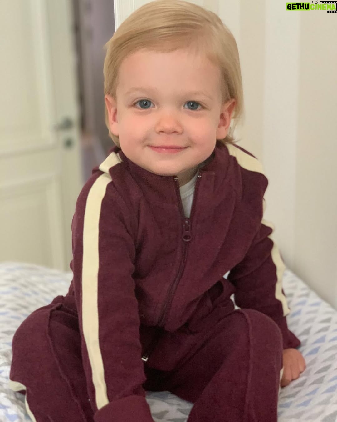 Chantal Janzen - 89.1K Likes - Onze BOBBY is 7!!!❤️
Gisteravond in bed keken we foto’s en filmpjes van zijn geboortedag. De enigszins toonbare dan. Traditie hier.
Ik: ‘Kijk, hier was je nèt geboren, hier was je net uit mij gekomen’
Hij: ‘Ah ja dat weet ik nog, dat deed mij toen heel veel pijn’.
En tegen mij bij een foto vlak nadat mijn weeën storm van 45 minuten over was:
‘Waarom keek je hier zo?’
Ik: ‘Dat was vlak voordat jij eruit kwam, ik had toen net heel veel pijn gehad’.
Hij: ‘Maar, dat is toch niet leuk voor iemand als je zo kijkt als die je voor ‘t eerst ziet?’
Bobby Blijmaker blijf met je zonnige blik altijd stralen zoals jij dat zo goed kan.
Toen ik jóu voor het eerst zag dacht ik, wìst ik en zei ik, hardop tegen je papa: Alles, alles is goed.
We houden allemaal zo zo zóveel van jou lieve jongen, blijf alsjeblieft altijd je wonderlijke uitspraken doen, je rare dansjes in de keuken met ons, je slapen met een glimlach, je altijd goeie mood, en je heerlijke humorvolle lieve blik op de wereld. Wij mogen jou grootbrengen maar jij leert ons juist zoveel goeie mooie dingen.
Vandaag is het jouw feestdag ❤️