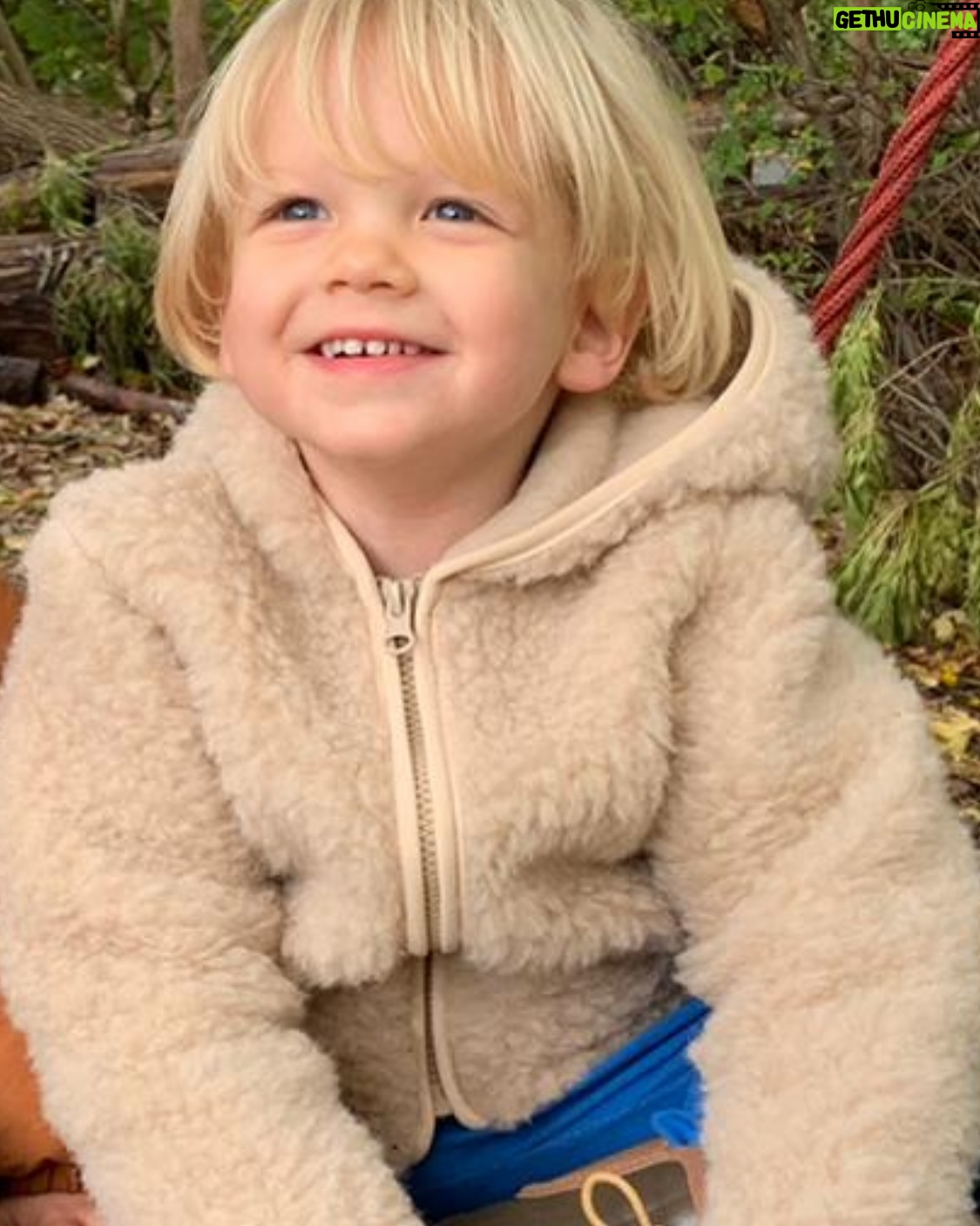 Chantal Janzen - 89.1K Likes - Onze BOBBY is 7!!!❤️
Gisteravond in bed keken we foto’s en filmpjes van zijn geboortedag. De enigszins toonbare dan. Traditie hier.
Ik: ‘Kijk, hier was je nèt geboren, hier was je net uit mij gekomen’
Hij: ‘Ah ja dat weet ik nog, dat deed mij toen heel veel pijn’.
En tegen mij bij een foto vlak nadat mijn weeën storm van 45 minuten over was:
‘Waarom keek je hier zo?’
Ik: ‘Dat was vlak voordat jij eruit kwam, ik had toen net heel veel pijn gehad’.
Hij: ‘Maar, dat is toch niet leuk voor iemand als je zo kijkt als die je voor ‘t eerst ziet?’
Bobby Blijmaker blijf met je zonnige blik altijd stralen zoals jij dat zo goed kan.
Toen ik jóu voor het eerst zag dacht ik, wìst ik en zei ik, hardop tegen je papa: Alles, alles is goed.
We houden allemaal zo zo zóveel van jou lieve jongen, blijf alsjeblieft altijd je wonderlijke uitspraken doen, je rare dansjes in de keuken met ons, je slapen met een glimlach, je altijd goeie mood, en je heerlijke humorvolle lieve blik op de wereld. Wij mogen jou grootbrengen maar jij leert ons juist zoveel goeie mooie dingen.
Vandaag is het jouw feestdag ❤️