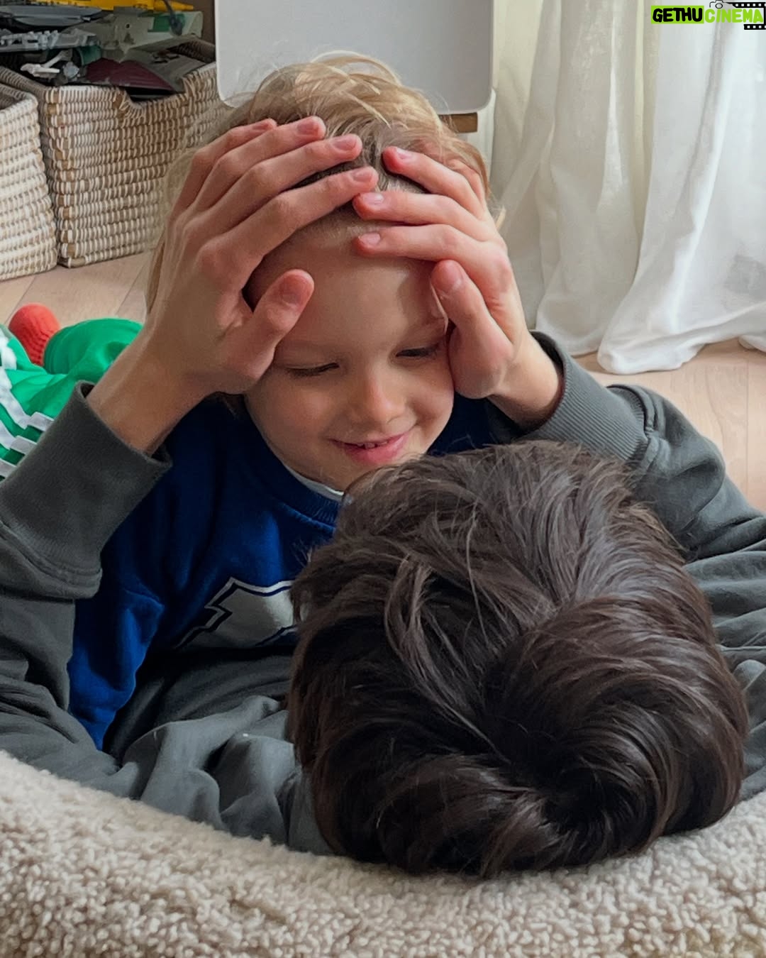 Chantal Janzen - 89.1K Likes - Onze BOBBY is 7!!!❤️
Gisteravond in bed keken we foto’s en filmpjes van zijn geboortedag. De enigszins toonbare dan. Traditie hier.
Ik: ‘Kijk, hier was je nèt geboren, hier was je net uit mij gekomen’
Hij: ‘Ah ja dat weet ik nog, dat deed mij toen heel veel pijn’.
En tegen mij bij een foto vlak nadat mijn weeën storm van 45 minuten over was:
‘Waarom keek je hier zo?’
Ik: ‘Dat was vlak voordat jij eruit kwam, ik had toen net heel veel pijn gehad’.
Hij: ‘Maar, dat is toch niet leuk voor iemand als je zo kijkt als die je voor ‘t eerst ziet?’
Bobby Blijmaker blijf met je zonnige blik altijd stralen zoals jij dat zo goed kan.
Toen ik jóu voor het eerst zag dacht ik, wìst ik en zei ik, hardop tegen je papa: Alles, alles is goed.
We houden allemaal zo zo zóveel van jou lieve jongen, blijf alsjeblieft altijd je wonderlijke uitspraken doen, je rare dansjes in de keuken met ons, je slapen met een glimlach, je altijd goeie mood, en je heerlijke humorvolle lieve blik op de wereld. Wij mogen jou grootbrengen maar jij leert ons juist zoveel goeie mooie dingen.
Vandaag is het jouw feestdag ❤️