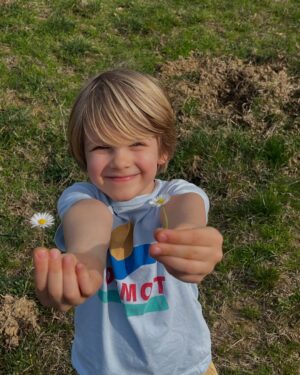 Chantal Janzen Instagram - Onze BOBBY is 7!!!❤️

Gisteravond in bed keken we foto’s en filmpjes van zijn geboortedag. De enigszins toonbare dan. Traditie hier. 

Ik: ‘Kijk, hier was je nèt geboren, hier was je net uit mij gekomen’
Hij: ‘Ah ja dat weet ik nog, dat deed mij toen heel veel pijn’.
En tegen mij bij een foto vlak nadat mijn weeën storm van 45 minuten over was: 
‘Waarom keek je hier zo?’
Ik: ‘Dat was vlak voordat jij eruit kwam, ik had toen net heel veel pijn gehad’.
Hij: ‘Maar, dat is toch niet leuk voor iemand als je zo kijkt als die je voor ‘t eerst ziet?’ 

Bobby Blijmaker blijf met je zonnige blik altijd stralen zoals jij dat zo goed kan. 
Toen ik jóu voor het eerst zag dacht ik, wìst ik en zei ik, hardop tegen je papa: Alles, alles is goed. 
We houden allemaal zo zo zóveel van jou lieve jongen, blijf alsjeblieft altijd je wonderlijke uitspraken doen, je rare dansjes in de keuken met ons, je slapen met een glimlach, je altijd goeie mood, en je heerlijke humorvolle lieve blik op de wereld. Wij mogen jou grootbrengen maar jij leert ons juist zoveel goeie mooie dingen. 
Vandaag is het jouw feestdag ❤️