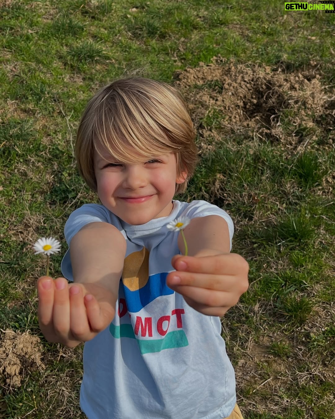 Chantal Janzen - 89.1K Likes - Onze BOBBY is 7!!!❤️
Gisteravond in bed keken we foto’s en filmpjes van zijn geboortedag. De enigszins toonbare dan. Traditie hier.
Ik: ‘Kijk, hier was je nèt geboren, hier was je net uit mij gekomen’
Hij: ‘Ah ja dat weet ik nog, dat deed mij toen heel veel pijn’.
En tegen mij bij een foto vlak nadat mijn weeën storm van 45 minuten over was:
‘Waarom keek je hier zo?’
Ik: ‘Dat was vlak voordat jij eruit kwam, ik had toen net heel veel pijn gehad’.
Hij: ‘Maar, dat is toch niet leuk voor iemand als je zo kijkt als die je voor ‘t eerst ziet?’
Bobby Blijmaker blijf met je zonnige blik altijd stralen zoals jij dat zo goed kan.
Toen ik jóu voor het eerst zag dacht ik, wìst ik en zei ik, hardop tegen je papa: Alles, alles is goed.
We houden allemaal zo zo zóveel van jou lieve jongen, blijf alsjeblieft altijd je wonderlijke uitspraken doen, je rare dansjes in de keuken met ons, je slapen met een glimlach, je altijd goeie mood, en je heerlijke humorvolle lieve blik op de wereld. Wij mogen jou grootbrengen maar jij leert ons juist zoveel goeie mooie dingen.
Vandaag is het jouw feestdag ❤️