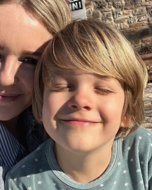 Chantal Janzen Instagram - Onze BOBBY is 7!!!❤️

Gisteravond in bed keken we foto’s en filmpjes van zijn geboortedag. De enigszins toonbare dan. Traditie hier. 

Ik: ‘Kijk, hier was je nèt geboren, hier was je net uit mij gekomen’
Hij: ‘Ah ja dat weet ik nog, dat deed mij toen heel veel pijn’.
En tegen mij bij een foto vlak nadat mijn weeën storm van 45 minuten over was: 
‘Waarom keek je hier zo?’
Ik: ‘Dat was vlak voordat jij eruit kwam, ik had toen net heel veel pijn gehad’.
Hij: ‘Maar, dat is toch niet leuk voor iemand als je zo kijkt als die je voor ‘t eerst ziet?’ 

Bobby Blijmaker blijf met je zonnige blik altijd stralen zoals jij dat zo goed kan. 
Toen ik jóu voor het eerst zag dacht ik, wìst ik en zei ik, hardop tegen je papa: Alles, alles is goed. 
We houden allemaal zo zo zóveel van jou lieve jongen, blijf alsjeblieft altijd je wonderlijke uitspraken doen, je rare dansjes in de keuken met ons, je slapen met een glimlach, je altijd goeie mood, en je heerlijke humorvolle lieve blik op de wereld. Wij mogen jou grootbrengen maar jij leert ons juist zoveel goeie mooie dingen. 
Vandaag is het jouw feestdag ❤️