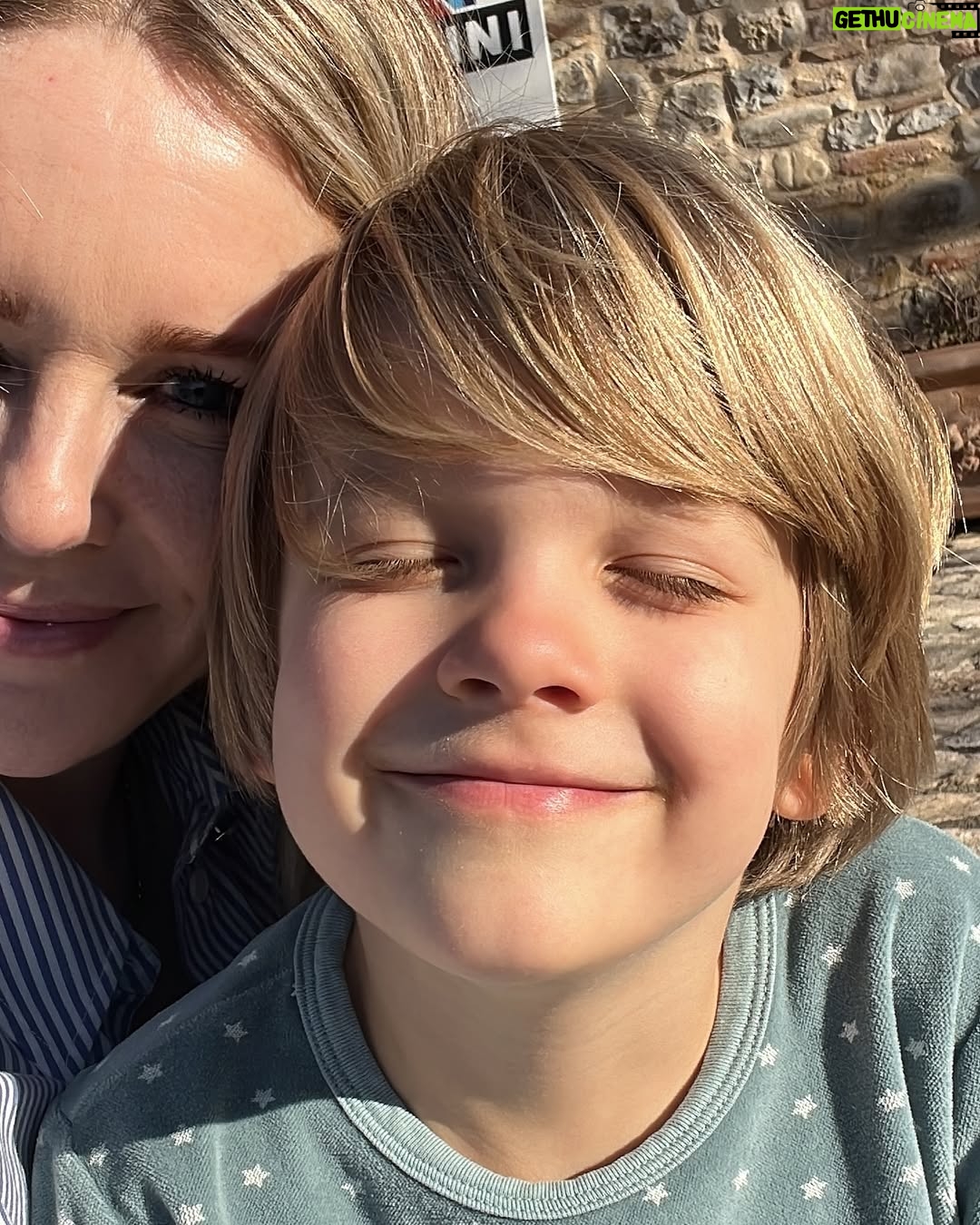 Chantal Janzen - 89.1K Likes - Onze BOBBY is 7!!!❤️
Gisteravond in bed keken we foto’s en filmpjes van zijn geboortedag. De enigszins toonbare dan. Traditie hier.
Ik: ‘Kijk, hier was je nèt geboren, hier was je net uit mij gekomen’
Hij: ‘Ah ja dat weet ik nog, dat deed mij toen heel veel pijn’.
En tegen mij bij een foto vlak nadat mijn weeën storm van 45 minuten over was:
‘Waarom keek je hier zo?’
Ik: ‘Dat was vlak voordat jij eruit kwam, ik had toen net heel veel pijn gehad’.
Hij: ‘Maar, dat is toch niet leuk voor iemand als je zo kijkt als die je voor ‘t eerst ziet?’
Bobby Blijmaker blijf met je zonnige blik altijd stralen zoals jij dat zo goed kan.
Toen ik jóu voor het eerst zag dacht ik, wìst ik en zei ik, hardop tegen je papa: Alles, alles is goed.
We houden allemaal zo zo zóveel van jou lieve jongen, blijf alsjeblieft altijd je wonderlijke uitspraken doen, je rare dansjes in de keuken met ons, je slapen met een glimlach, je altijd goeie mood, en je heerlijke humorvolle lieve blik op de wereld. Wij mogen jou grootbrengen maar jij leert ons juist zoveel goeie mooie dingen.
Vandaag is het jouw feestdag ❤️