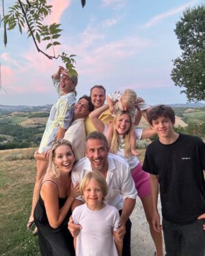 Chantal Janzen Instagram - Onze BOBBY is 7!!!❤️

Gisteravond in bed keken we foto’s en filmpjes van zijn geboortedag. De enigszins toonbare dan. Traditie hier. 

Ik: ‘Kijk, hier was je nèt geboren, hier was je net uit mij gekomen’
Hij: ‘Ah ja dat weet ik nog, dat deed mij toen heel veel pijn’.
En tegen mij bij een foto vlak nadat mijn weeën storm van 45 minuten over was: 
‘Waarom keek je hier zo?’
Ik: ‘Dat was vlak voordat jij eruit kwam, ik had toen net heel veel pijn gehad’.
Hij: ‘Maar, dat is toch niet leuk voor iemand als je zo kijkt als die je voor ‘t eerst ziet?’ 

Bobby Blijmaker blijf met je zonnige blik altijd stralen zoals jij dat zo goed kan. 
Toen ik jóu voor het eerst zag dacht ik, wìst ik en zei ik, hardop tegen je papa: Alles, alles is goed. 
We houden allemaal zo zo zóveel van jou lieve jongen, blijf alsjeblieft altijd je wonderlijke uitspraken doen, je rare dansjes in de keuken met ons, je slapen met een glimlach, je altijd goeie mood, en je heerlijke humorvolle lieve blik op de wereld. Wij mogen jou grootbrengen maar jij leert ons juist zoveel goeie mooie dingen. 
Vandaag is het jouw feestdag ❤️