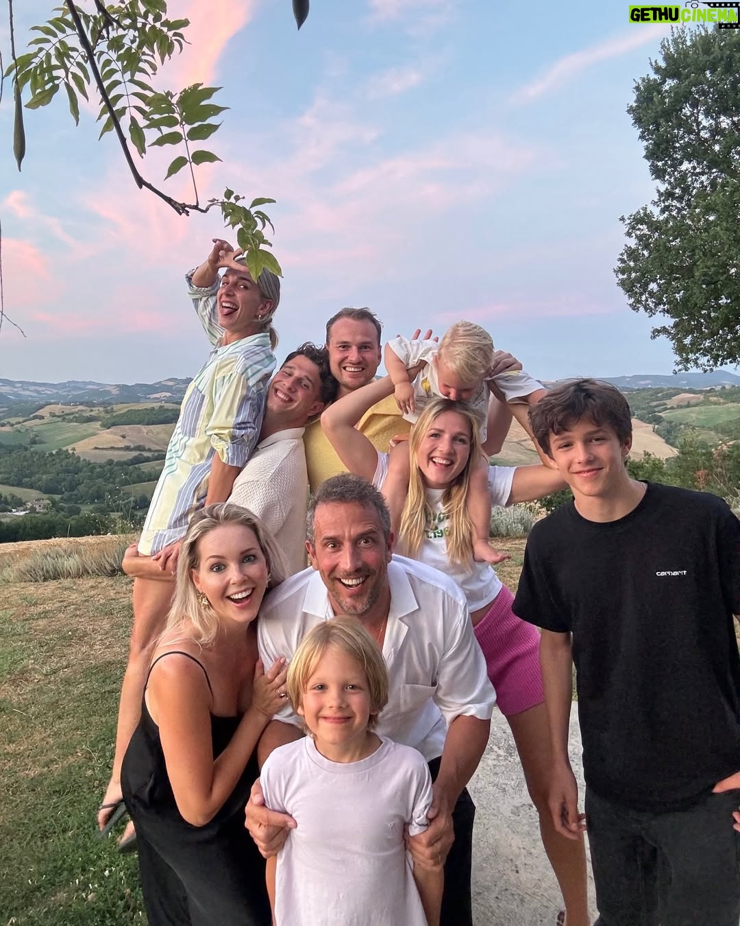 Chantal Janzen - 89.1K Likes - Onze BOBBY is 7!!!❤️
Gisteravond in bed keken we foto’s en filmpjes van zijn geboortedag. De enigszins toonbare dan. Traditie hier.
Ik: ‘Kijk, hier was je nèt geboren, hier was je net uit mij gekomen’
Hij: ‘Ah ja dat weet ik nog, dat deed mij toen heel veel pijn’.
En tegen mij bij een foto vlak nadat mijn weeën storm van 45 minuten over was:
‘Waarom keek je hier zo?’
Ik: ‘Dat was vlak voordat jij eruit kwam, ik had toen net heel veel pijn gehad’.
Hij: ‘Maar, dat is toch niet leuk voor iemand als je zo kijkt als die je voor ‘t eerst ziet?’
Bobby Blijmaker blijf met je zonnige blik altijd stralen zoals jij dat zo goed kan.
Toen ik jóu voor het eerst zag dacht ik, wìst ik en zei ik, hardop tegen je papa: Alles, alles is goed.
We houden allemaal zo zo zóveel van jou lieve jongen, blijf alsjeblieft altijd je wonderlijke uitspraken doen, je rare dansjes in de keuken met ons, je slapen met een glimlach, je altijd goeie mood, en je heerlijke humorvolle lieve blik op de wereld. Wij mogen jou grootbrengen maar jij leert ons juist zoveel goeie mooie dingen.
Vandaag is het jouw feestdag ❤️