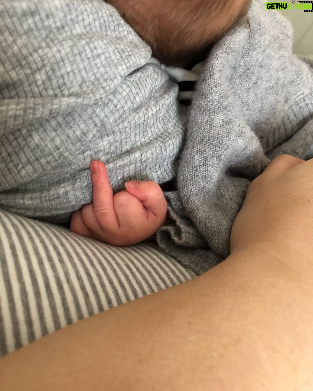 Chantal Janzen - 89.1K Likes - Onze BOBBY is 7!!!❤️
Gisteravond in bed keken we foto’s en filmpjes van zijn geboortedag. De enigszins toonbare dan. Traditie hier.
Ik: ‘Kijk, hier was je nèt geboren, hier was je net uit mij gekomen’
Hij: ‘Ah ja dat weet ik nog, dat deed mij toen heel veel pijn’.
En tegen mij bij een foto vlak nadat mijn weeën storm van 45 minuten over was:
‘Waarom keek je hier zo?’
Ik: ‘Dat was vlak voordat jij eruit kwam, ik had toen net heel veel pijn gehad’.
Hij: ‘Maar, dat is toch niet leuk voor iemand als je zo kijkt als die je voor ‘t eerst ziet?’
Bobby Blijmaker blijf met je zonnige blik altijd stralen zoals jij dat zo goed kan.
Toen ik jóu voor het eerst zag dacht ik, wìst ik en zei ik, hardop tegen je papa: Alles, alles is goed.
We houden allemaal zo zo zóveel van jou lieve jongen, blijf alsjeblieft altijd je wonderlijke uitspraken doen, je rare dansjes in de keuken met ons, je slapen met een glimlach, je altijd goeie mood, en je heerlijke humorvolle lieve blik op de wereld. Wij mogen jou grootbrengen maar jij leert ons juist zoveel goeie mooie dingen.
Vandaag is het jouw feestdag ❤️