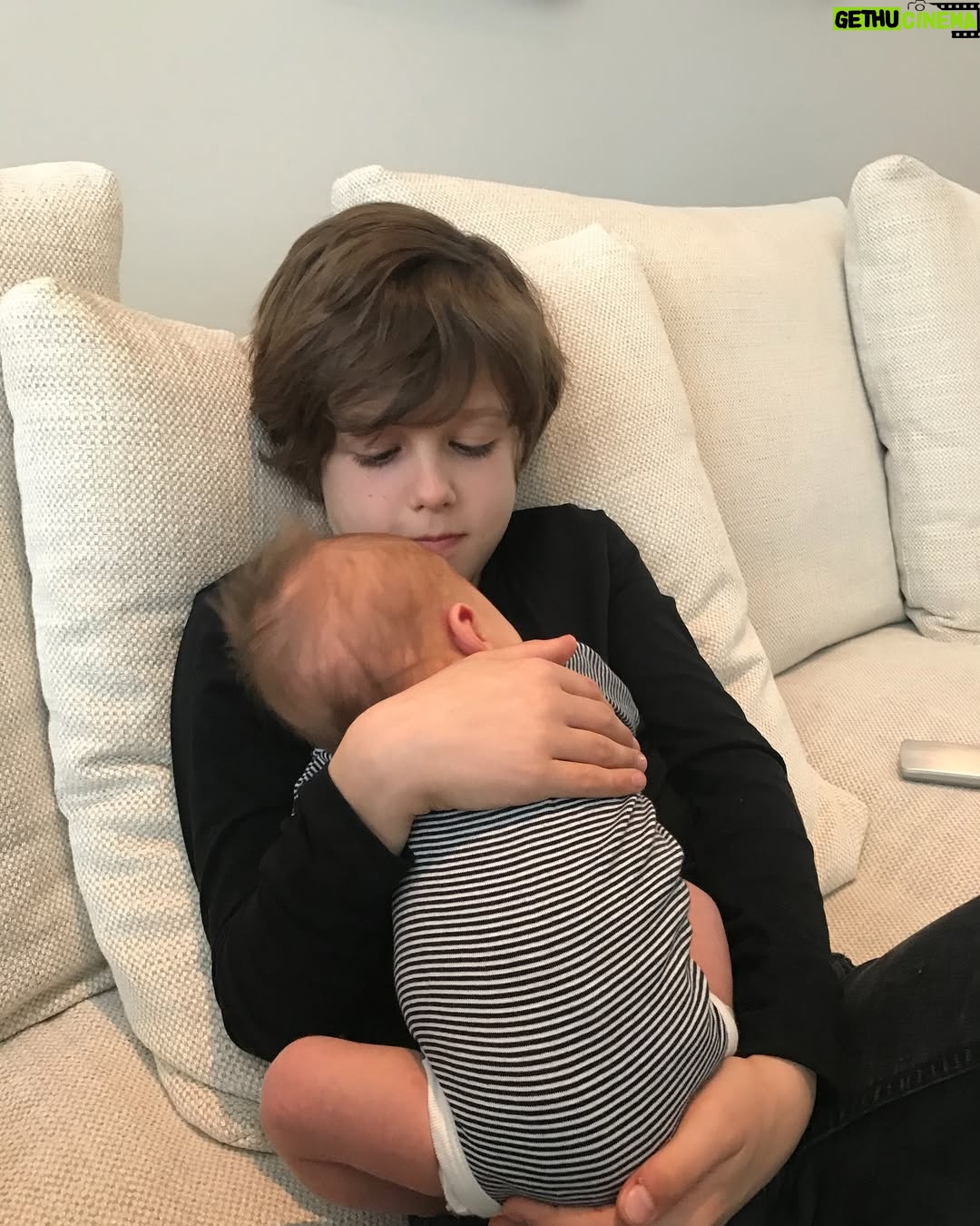 Chantal Janzen - 89.1K Likes - Onze BOBBY is 7!!!❤️
Gisteravond in bed keken we foto’s en filmpjes van zijn geboortedag. De enigszins toonbare dan. Traditie hier.
Ik: ‘Kijk, hier was je nèt geboren, hier was je net uit mij gekomen’
Hij: ‘Ah ja dat weet ik nog, dat deed mij toen heel veel pijn’.
En tegen mij bij een foto vlak nadat mijn weeën storm van 45 minuten over was:
‘Waarom keek je hier zo?’
Ik: ‘Dat was vlak voordat jij eruit kwam, ik had toen net heel veel pijn gehad’.
Hij: ‘Maar, dat is toch niet leuk voor iemand als je zo kijkt als die je voor ‘t eerst ziet?’
Bobby Blijmaker blijf met je zonnige blik altijd stralen zoals jij dat zo goed kan.
Toen ik jóu voor het eerst zag dacht ik, wìst ik en zei ik, hardop tegen je papa: Alles, alles is goed.
We houden allemaal zo zo zóveel van jou lieve jongen, blijf alsjeblieft altijd je wonderlijke uitspraken doen, je rare dansjes in de keuken met ons, je slapen met een glimlach, je altijd goeie mood, en je heerlijke humorvolle lieve blik op de wereld. Wij mogen jou grootbrengen maar jij leert ons juist zoveel goeie mooie dingen.
Vandaag is het jouw feestdag ❤️