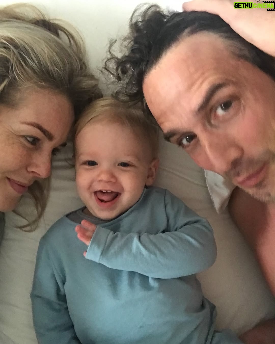 Chantal Janzen - 89.1K Likes - Onze BOBBY is 7!!!❤️
Gisteravond in bed keken we foto’s en filmpjes van zijn geboortedag. De enigszins toonbare dan. Traditie hier.
Ik: ‘Kijk, hier was je nèt geboren, hier was je net uit mij gekomen’
Hij: ‘Ah ja dat weet ik nog, dat deed mij toen heel veel pijn’.
En tegen mij bij een foto vlak nadat mijn weeën storm van 45 minuten over was:
‘Waarom keek je hier zo?’
Ik: ‘Dat was vlak voordat jij eruit kwam, ik had toen net heel veel pijn gehad’.
Hij: ‘Maar, dat is toch niet leuk voor iemand als je zo kijkt als die je voor ‘t eerst ziet?’
Bobby Blijmaker blijf met je zonnige blik altijd stralen zoals jij dat zo goed kan.
Toen ik jóu voor het eerst zag dacht ik, wìst ik en zei ik, hardop tegen je papa: Alles, alles is goed.
We houden allemaal zo zo zóveel van jou lieve jongen, blijf alsjeblieft altijd je wonderlijke uitspraken doen, je rare dansjes in de keuken met ons, je slapen met een glimlach, je altijd goeie mood, en je heerlijke humorvolle lieve blik op de wereld. Wij mogen jou grootbrengen maar jij leert ons juist zoveel goeie mooie dingen.
Vandaag is het jouw feestdag ❤️