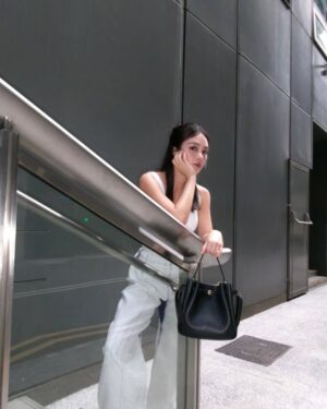 Chantalle Ng Instagram - Took the Romy bag out for a spin. Chic, easy, and fits my whole life inside. She’s got range 😌

#ToryBurchSingapore #ToryBurchSS25 @toryburch