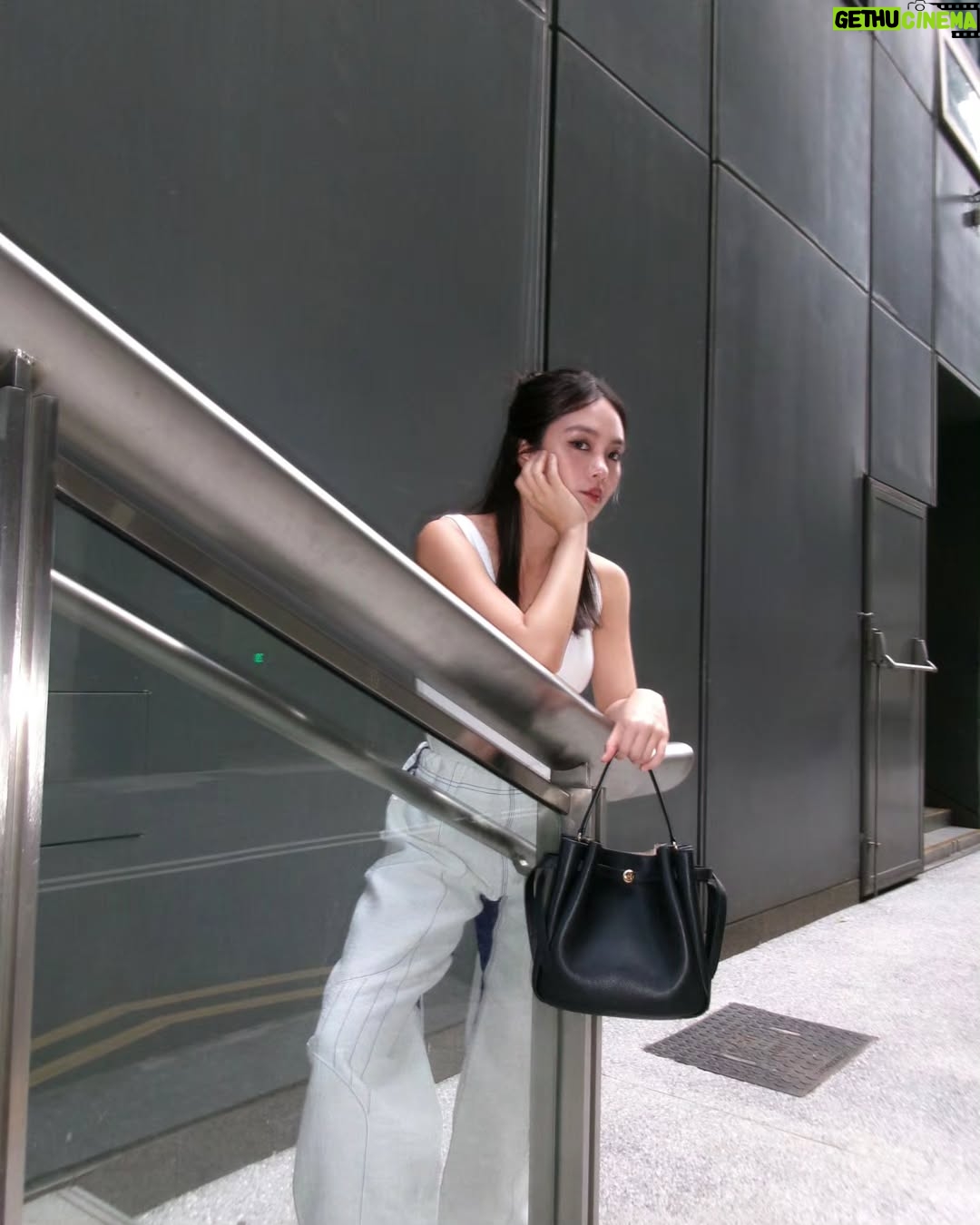 Chantalle Ng - 4.9K Likes - Took the Romy bag out for a spin. Chic, easy, and fits my whole life inside. She’s got range 😌
#ToryBurchSingapore #ToryBurchSS25 @toryburch