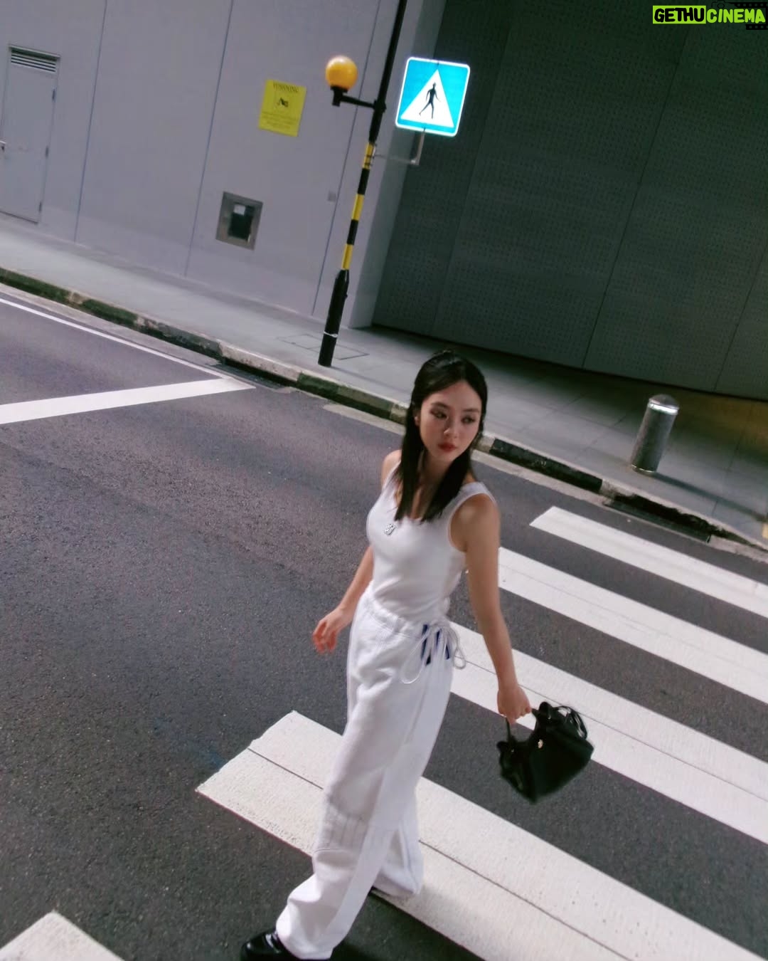 Chantalle Ng - 4.9K Likes - Took the Romy bag out for a spin. Chic, easy, and fits my whole life inside. She’s got range 😌
#ToryBurchSingapore #ToryBurchSS25 @toryburch