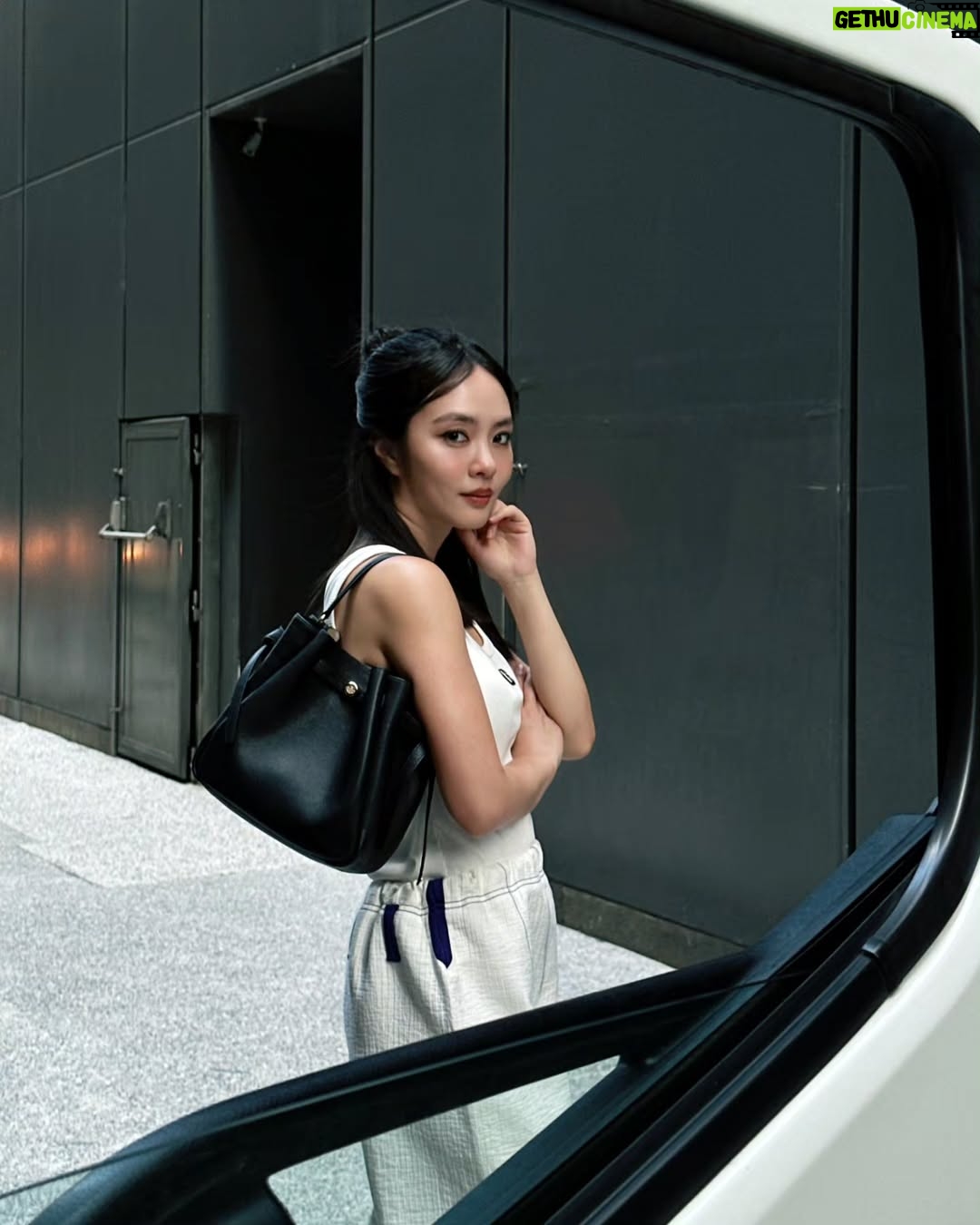 Chantalle Ng - 4.9K Likes - Took the Romy bag out for a spin. Chic, easy, and fits my whole life inside. She’s got range 😌
#ToryBurchSingapore #ToryBurchSS25 @toryburch