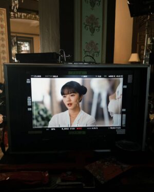 Chantalle Ng Instagram - The song that carried me through the role of Anna is 孤勇者 by Eason Chan 🖤 

為何孤獨不可光榮? 人只有不完美值得歌頌
誰說污泥滿身的不算英雄?

愛你孤身走暗巷 愛你不跪的模樣
愛你對峙過絕望 不肯哭一場
愛你破爛的衣裳 卻敢堵命運的槍
愛你和我那麼像 缺口都一樣
去嗎? 配嗎? 這襤褸的披風
戰嗎? 戰啊! 以最卑微的夢
致那黑夜中的嗚咽與怒吼

誰說站在光裡的才算英雄?