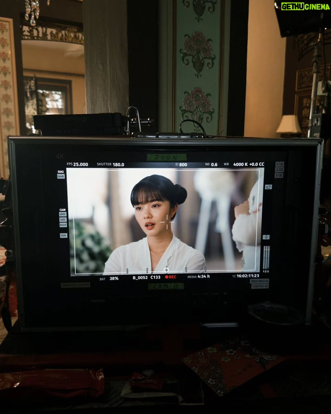Chantalle Ng - 7.3K Likes - The song that carried me through the role of Anna is 孤勇者 by Eason Chan 🖤
為何孤獨不可光榮? 人只有不完美值得歌頌
誰說污泥滿身的不算英雄?
愛你孤身走暗巷 愛你不跪的模樣
愛你對峙過絕望 不肯哭一場
愛你破爛的衣裳 卻敢堵命運的槍
愛你和我那麼像 缺口都一樣
去嗎? 配嗎? 這襤褸的披風
戰嗎? 戰啊! 以最卑微的夢
致那黑夜中的嗚咽與怒吼
誰說站在光裡的才算英雄?