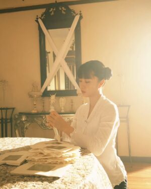 Chantalle Ng Instagram - The song that carried me through the role of Anna is 孤勇者 by Eason Chan 🖤 

為何孤獨不可光榮? 人只有不完美值得歌頌
誰說污泥滿身的不算英雄?

愛你孤身走暗巷 愛你不跪的模樣
愛你對峙過絕望 不肯哭一場
愛你破爛的衣裳 卻敢堵命運的槍
愛你和我那麼像 缺口都一樣
去嗎? 配嗎? 這襤褸的披風
戰嗎? 戰啊! 以最卑微的夢
致那黑夜中的嗚咽與怒吼

誰說站在光裡的才算英雄?