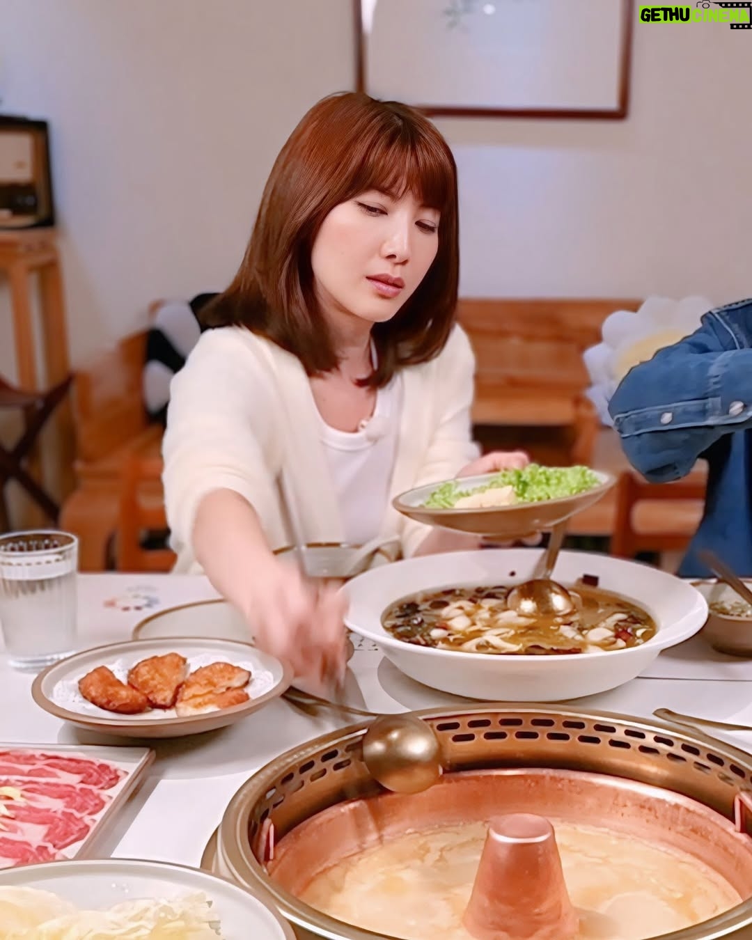 Chantalle Ng - 14.5K Likes - Hotpot, heart-to-heart, and a full spectrum of emotions with @chantalleng 🤣🥹😭🙄😋🤯
New ep out on #JAUnscripted YouTube channel, tomorrow at 6pm ❤️