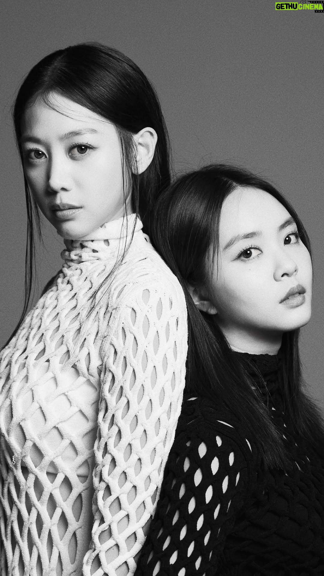Chantalle Ng - 7.7K Likes - 《裂缝》
暗与光, battle of shadow and light.
A delicate dance between yin and yang.
Our dear friends @chabansheng immersed themselves in our script and brought this conflict to life through music.
Keep a lookout for our official MV, 9th April ❤️
作曲:陈迪雅, 林倛玉
作词:杨佳盈
制作:插班生 林倛玉
编曲 : James Yeo
吉他 : Zeno, Jc Lew
貝斯 : James Yeo
混音:Leonard Fong @ Horus Studios
Mastered by Leonard Fong @ Horus Studios