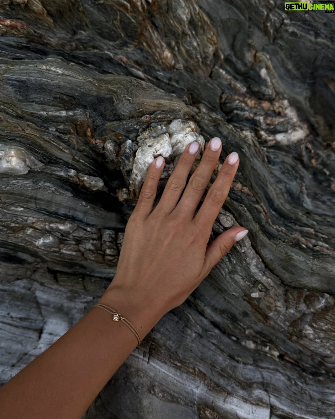 Charlotte Lemay - 6.5K Likes - Sweetest moments with my girls 🦋🩵🌊
Ps: Merci @courbetofficial pour ce magnifique bracelet gravé à mes initiales, qui ne me quitte plus 🌞
#sustainablejewelry
- produit offert -