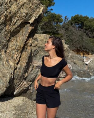 Charlotte Lemay Instagram - Sweetest moments with my girls 🦋🩵🌊

Ps: Merci @courbetofficial pour ce magnifique bracelet gravé à mes initiales, qui ne me quitte plus 🌞 

#sustainablejewelry 
- produit offert -