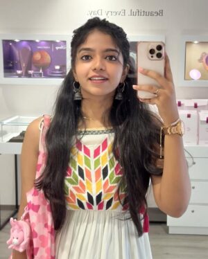 Charumathi Saravanan Instagram - Pink is my Happy colour🎀🐣
.
Eppalam mathavanga edukura pic ah vida.. mirror selfies pudichuruku athigama🐒