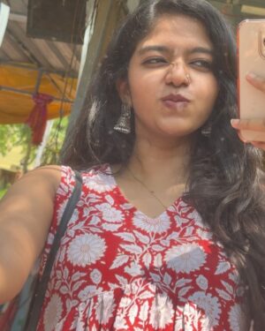 Charumathi Saravanan Instagram - I loved this Outfit🤌🏻🙈 Ore girly vibesss thaa today🙈🤷🏻‍♀️
.
Btw 1st time nose-pin try panna🥰