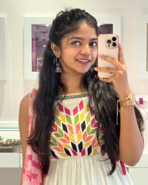 Charumathi Saravanan Instagram - Pink is my Happy colour🎀🐣
.
Eppalam mathavanga edukura pic ah vida.. mirror selfies pudichuruku athigama🐒