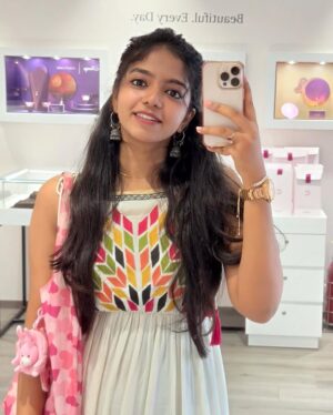 Charumathi Saravanan Instagram - Pink is my Happy colour🎀🐣
.
Eppalam mathavanga edukura pic ah vida.. mirror selfies pudichuruku athigama🐒
