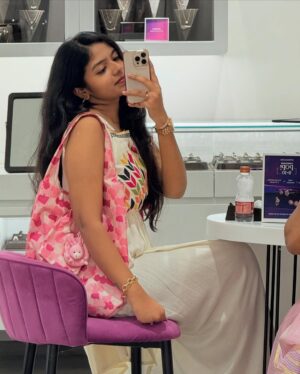Charumathi Saravanan Instagram - Pink is my Happy colour🎀🐣
.
Eppalam mathavanga edukura pic ah vida.. mirror selfies pudichuruku athigama🐒