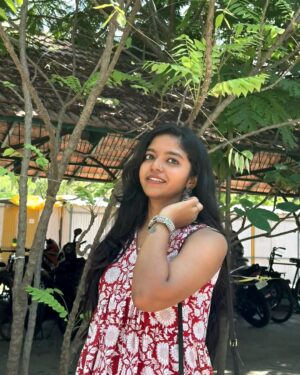 Charumathi Saravanan Instagram - I loved this Outfit🤌🏻🙈 Ore girly vibesss thaa today🙈🤷🏻‍♀️
.
Btw 1st time nose-pin try panna🥰