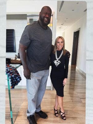 Cheryl Hines Instagram - It's always nice when a friend lets you borrow their jewelry. 😊 I loved meeting you, Shaq! I mean, Dr. O'Neal.