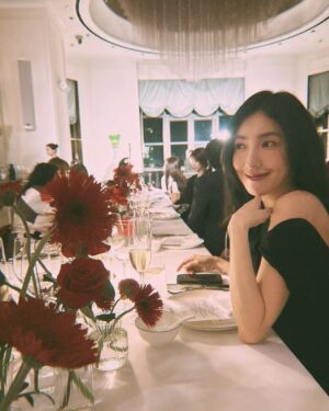 Cheryl Yang Instagram - 最幸福的事是～

工作完畢回到家喝碗熱呼呼的蛤蠣湯🥰
晚安😘