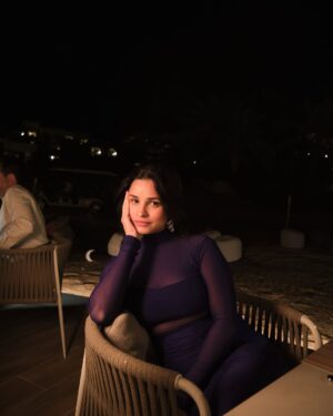 Chetna Pande Instagram - “SKY ABOVE, 
SAND BELOW, 
PEACE WITHIN

Disconnect to Reconnect 🍁

@anantaraqasralsarab