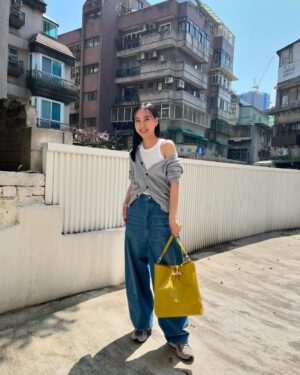 Chiago Liu Instagram - 沒太陽的時候就自己帶一顆小太陽出門，走著走著太陽就會出來了唷！☀️☀️☀️

可愛的小太陽包 #leroseau 
@longchamp