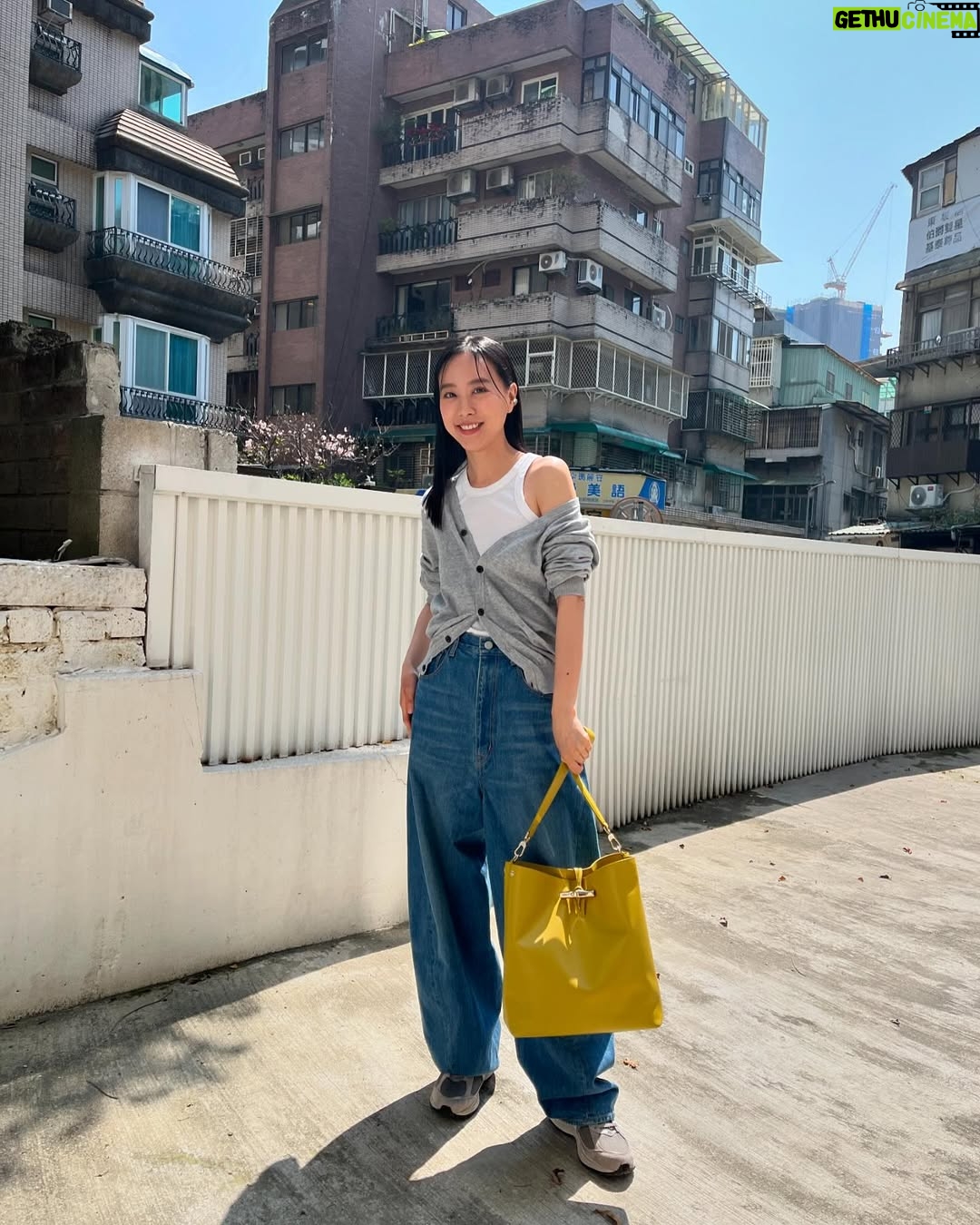 Chiago Liu - 1.2K Likes - 沒太陽的時候就自己帶一顆小太陽出門,走著走著太陽就會出來了唷!☀️☀️☀️
可愛的小太陽包 #leroseau
@longchamp