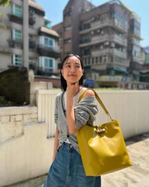 Chiago Liu Instagram - 沒太陽的時候就自己帶一顆小太陽出門，走著走著太陽就會出來了唷！☀️☀️☀️

可愛的小太陽包 #leroseau 
@longchamp