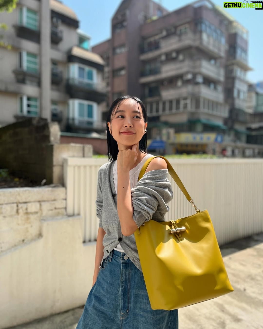 Chiago Liu - 1.2K Likes - 沒太陽的時候就自己帶一顆小太陽出門,走著走著太陽就會出來了唷!☀️☀️☀️
可愛的小太陽包 #leroseau
@longchamp
