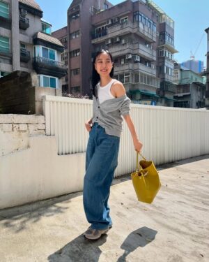 Chiago Liu Instagram - 沒太陽的時候就自己帶一顆小太陽出門，走著走著太陽就會出來了唷！☀️☀️☀️

可愛的小太陽包 #leroseau 
@longchamp