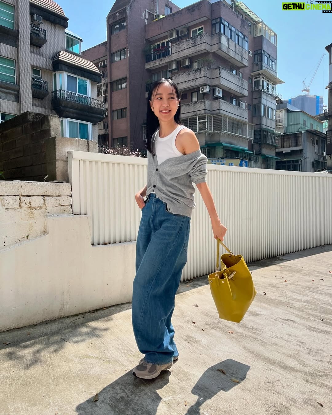Chiago Liu - 1.2K Likes - 沒太陽的時候就自己帶一顆小太陽出門,走著走著太陽就會出來了唷!☀️☀️☀️
可愛的小太陽包 #leroseau
@longchamp