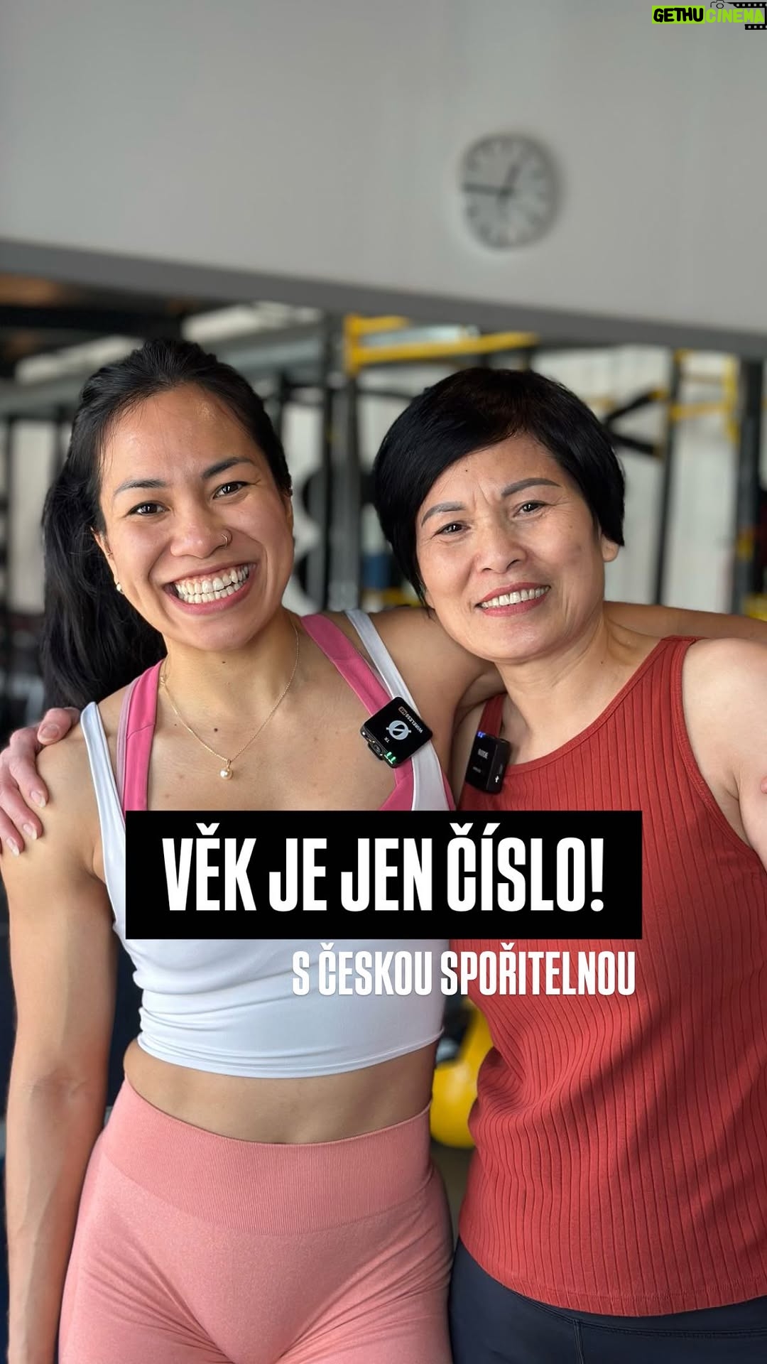 Chila Ta Thuy - 14.4K Likes - Tady můžete paní Ta konečně vidět i v jiném světle než jako krutopřísnou paní v mých parodiích. 😁 Jak vidíte, ve skutečnosti to je celkem milá lady. 😂 Doufám, že vám paní Ta ve svých 60 letech skákajíc na bednu a nakrucujíc ve zlatém outfitu s obří květinou ukázala, že vaše datum narození nemusí diktovat vaše činy ani rozhodnutí. 😁 Spočítejte si svůj vnitřní věk i vy s Mindset kalkulačkou od @ceskasporitelna a napište do komentářů, kolik vám vyšlo versus váš reálný věk. Třeba díky kalkulačce můžete sami sobě nebo vašim blízkým nabourat stereotypy o věku! 😊
#silnější budoucnost