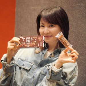 Chisato Moritaka Instagram - ⁡
皆さんお待たせしました！
明日からコンサートツアー『“あなたも私もファイト!!”』がスタートしますよー🎵
リハーサルもバッチリ！メンバー、スタッフと共に気合い入ってます。
一緒に弾けちゃいましょ〜
⁡
#chisatomoritaka 
#森高千里
#あなたも私もファイト