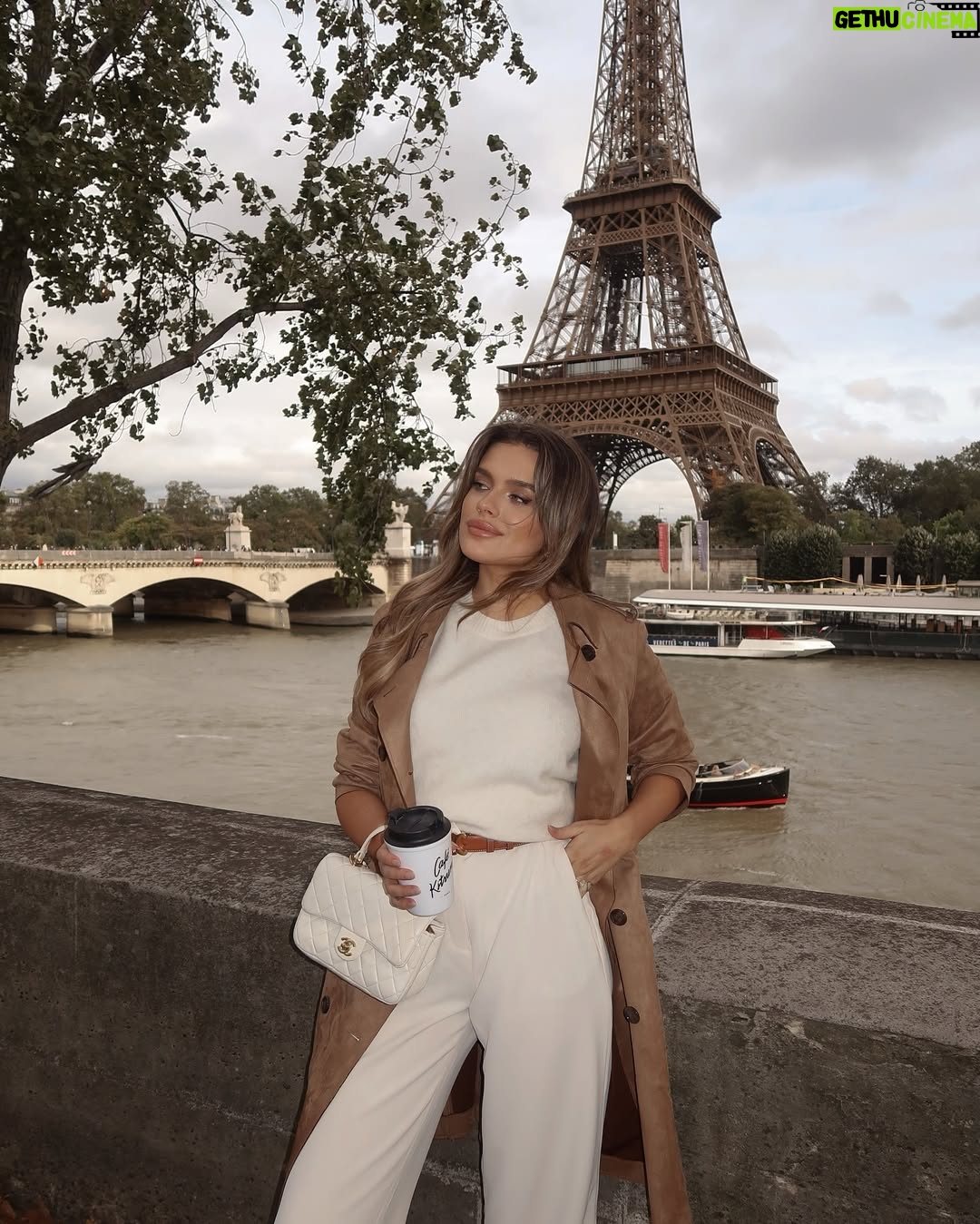 Chloe Lloyd - 22.1K Likes - Oui Oui🥐🍂