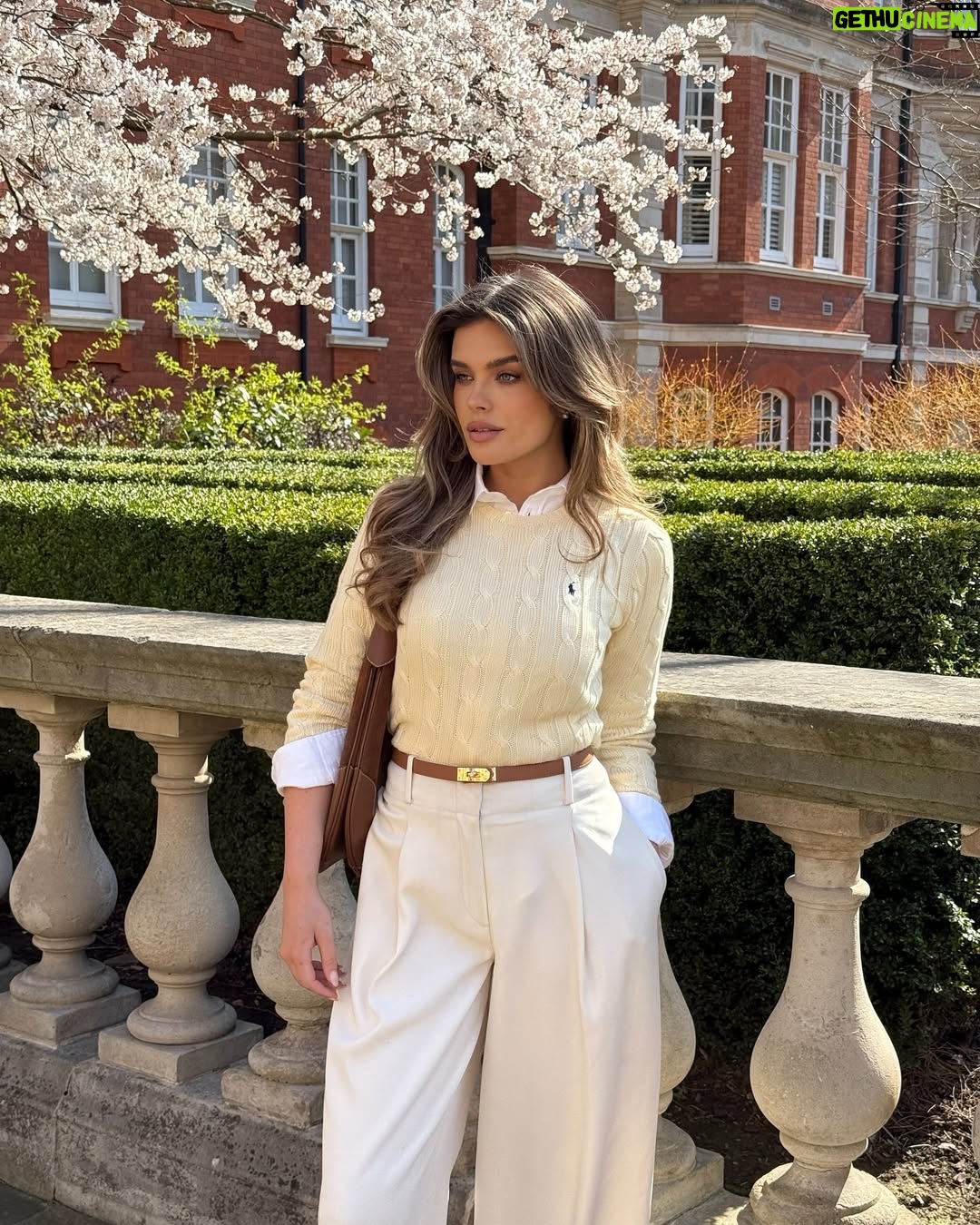 Chloe Lloyd - 12.4K Likes - butter yellow & @ralphlauren in April🍋⛅️🐝🤍
Comment SHOP below to receive a DM with the link to shop this post on my LTK ⬇ https://liketk.it/5aUZx #ltkaprilspotlight #ltkspring #ltkuk