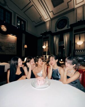 Chloe So Instagram - 記住要共最美的人分享每個夜晚
╰(*´︶`*)╯♡
🎂💗