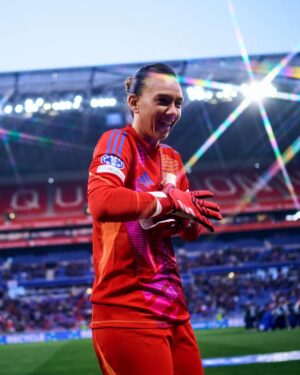 Christiane Endler Instagram - 🇨🇱🧤 Christiane Endler ✨

#UWCL